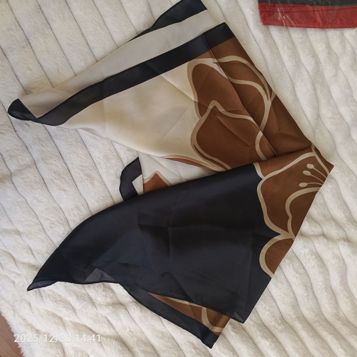 Nowa apaszka jak jedwab czarno-brąz czekoladowy i krem 70 cm