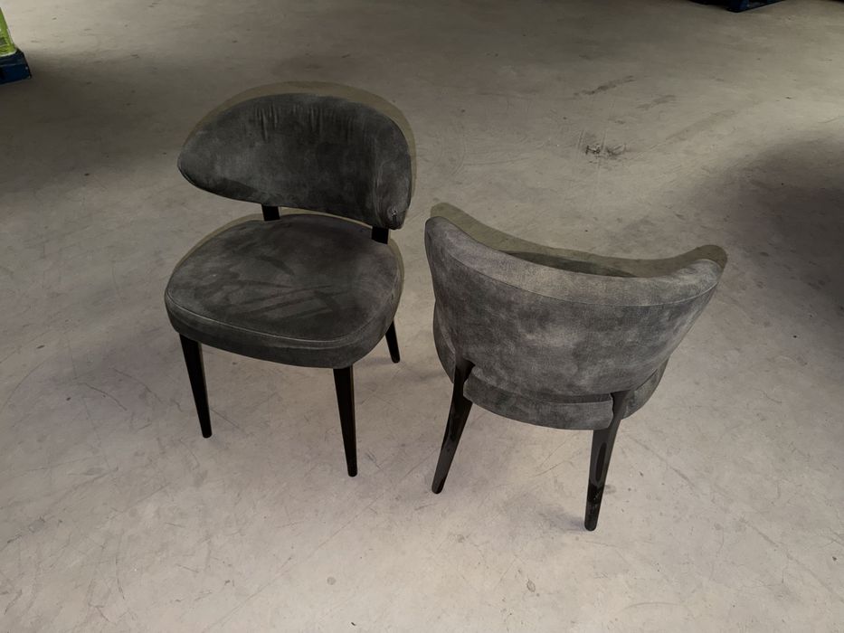 Cadeiras Estofadas em Veludo Cinzento – Design Moderno