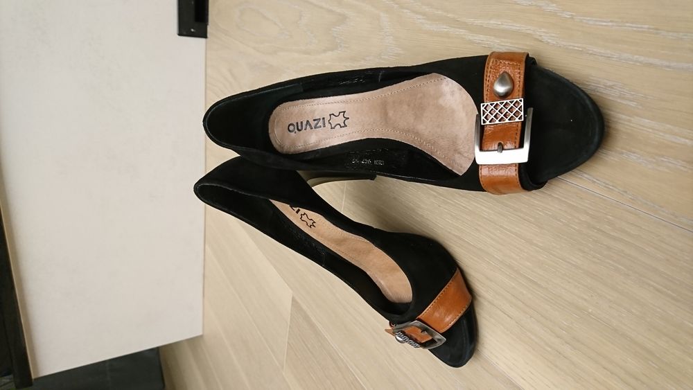 Buty na obcasie.
