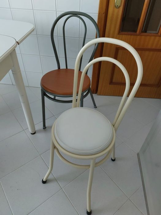 Conjunto de mesa e quatro cadeiras em ótimo estado