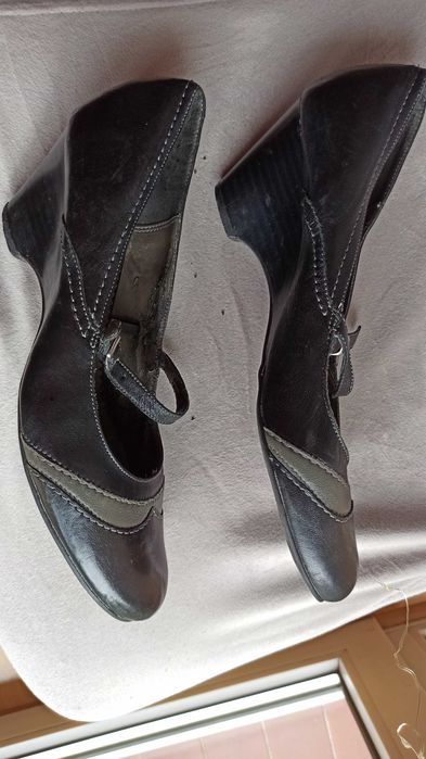 Buty skórzane na koturnie 42