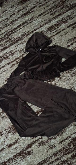 Стильний спортивний жіночий велюровий костюм