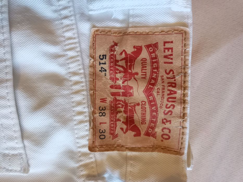 Джинсы Levi’s 514 белые W38 L30.
751
Розмір