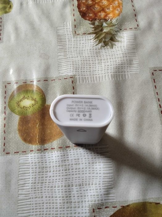 Power bank 4000 mAh z wymiennymi akumulatorami Li-Ion