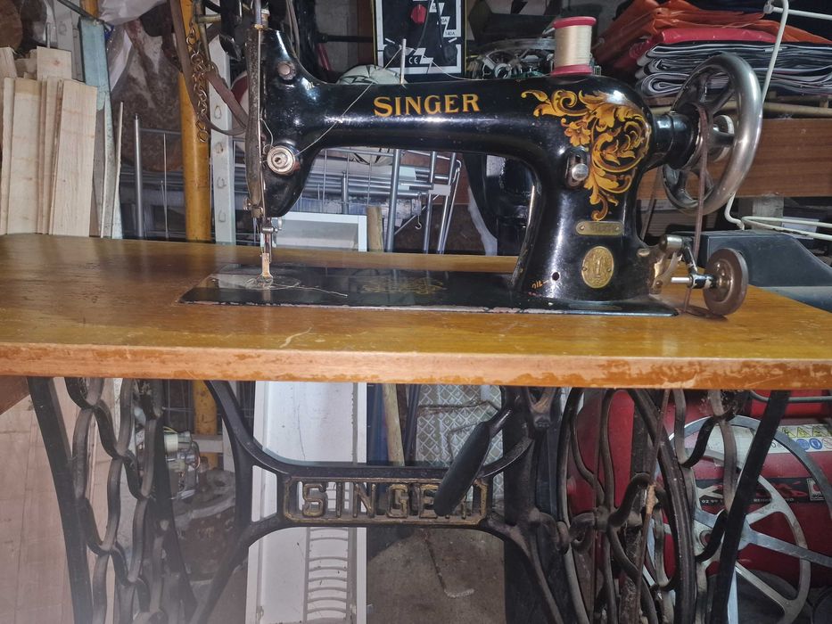 Máquina de costura Singer antiga com mesa