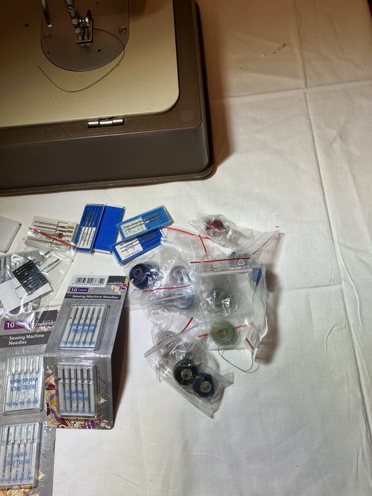 Maszyna do szycia Łucznik 702 walizka Tur2 plus 100 igieł