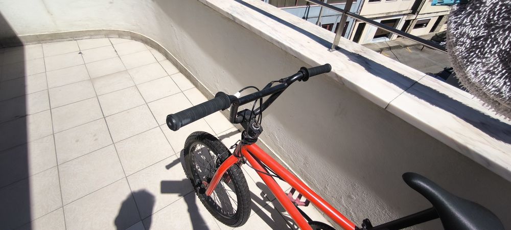 BMX vermelha usada
