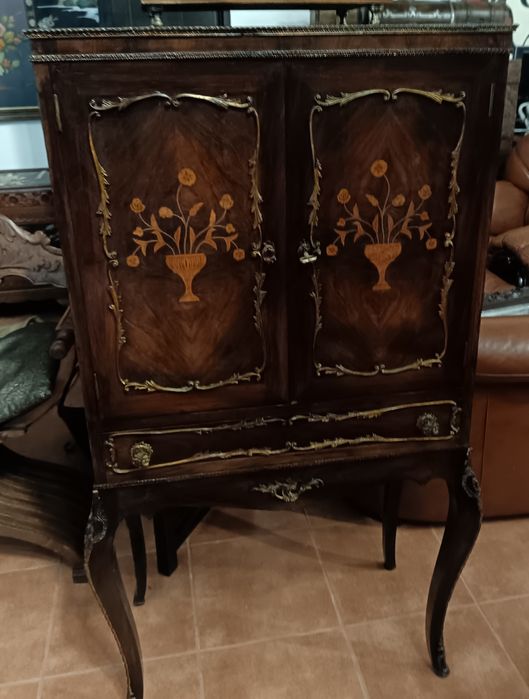 Móvel multiusos com embutidos