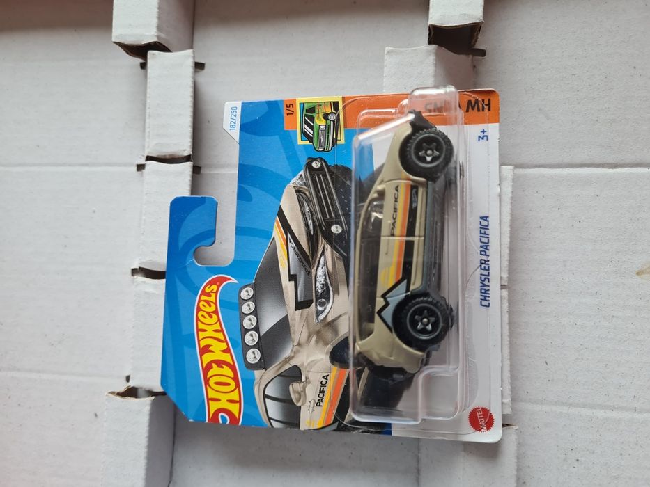 Autko hot wheels matchbox Chrysler pacifica