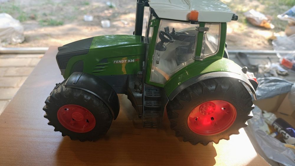 Bruder traktoe fendt