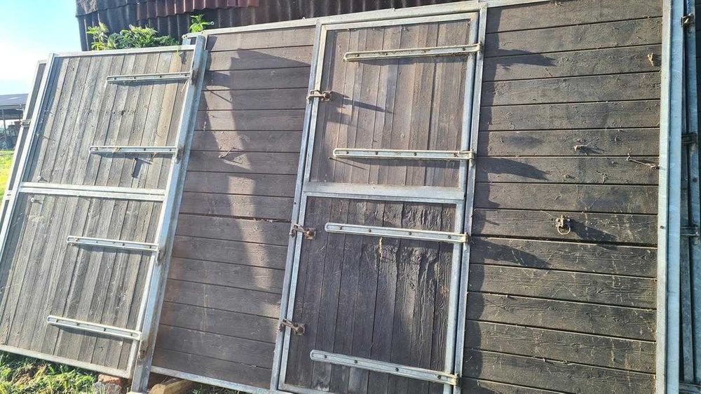 Boks Boksy dla koni, boksy do stajni - stajnia angielska front.