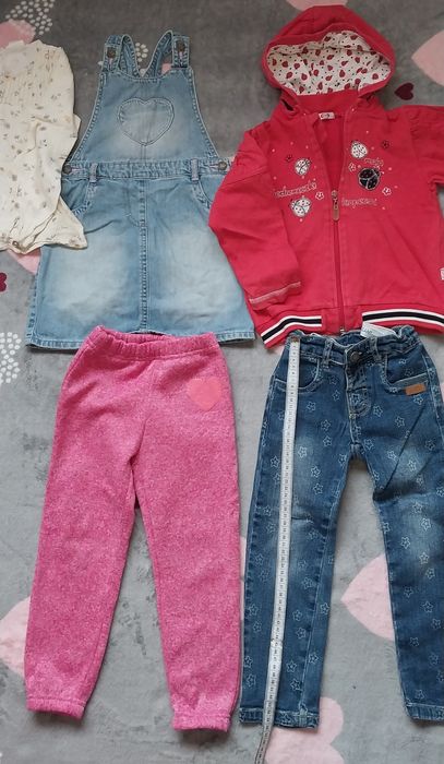 Продам комплект речей на дівчинку 3-4 років