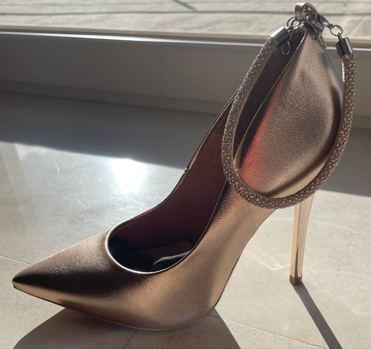 Sapatos altos dourado Vizzano