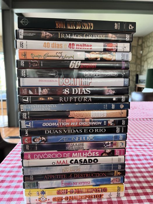 Vendo 235 CDs e DVDs