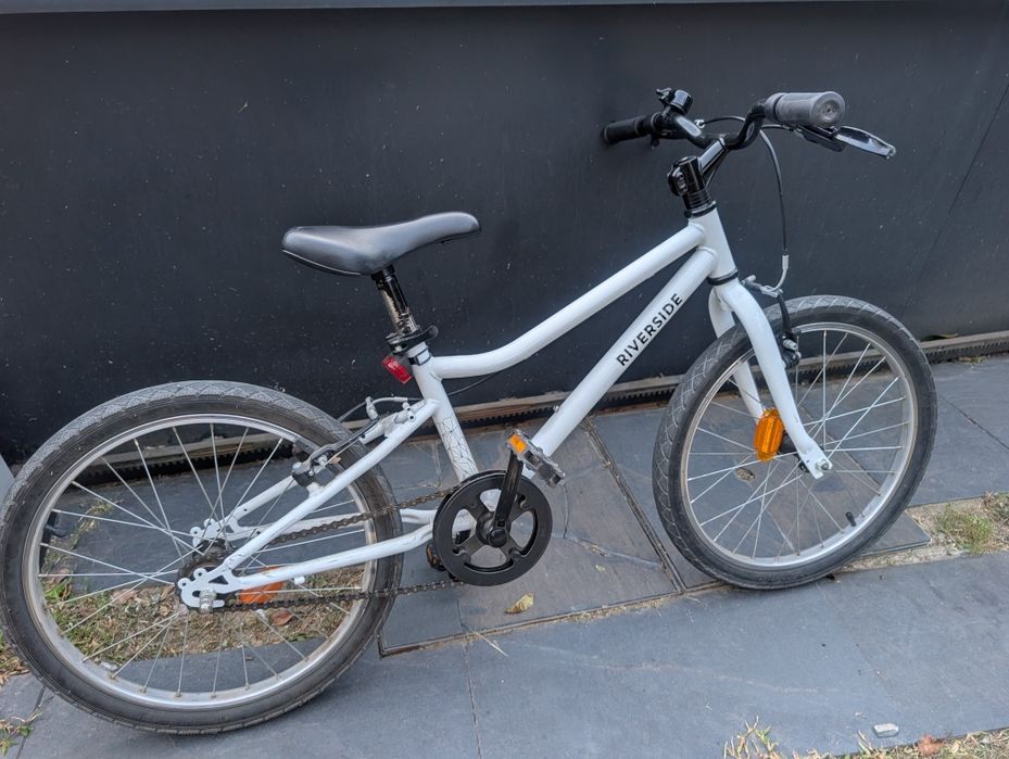 Bicicleta criança roda 20
Cor branca
Em boas condições.
Pronta a circular.