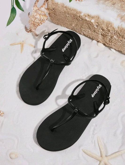 Sandálias pretas novas