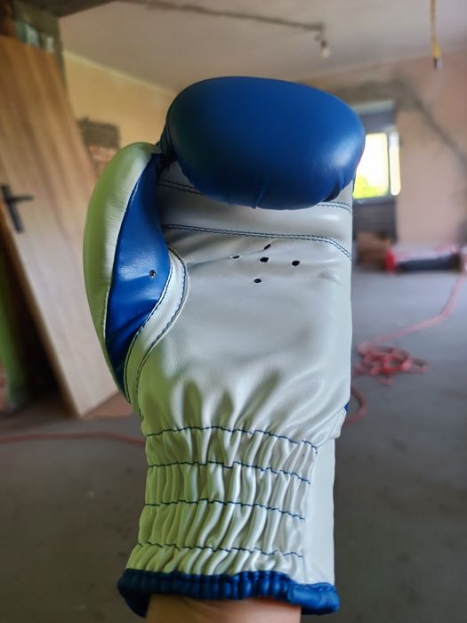 Nowe nie używane rękawice bokserskie adidas.