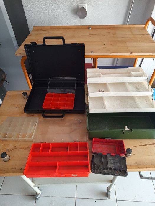 2 mesas apoio,  oferta 6 caixas arrumação e 4 cestos em ferro