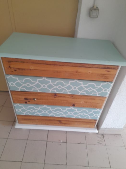 Cómoda madeira maciça usada.