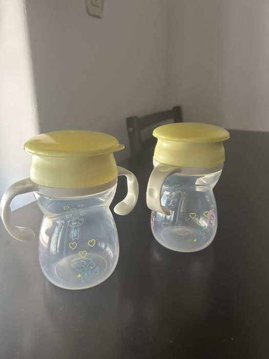 Duas garrafas para aprender a beber no copo