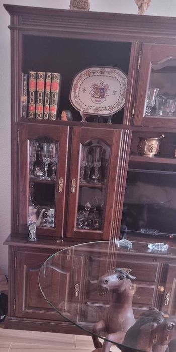 Estante De Sala  em Madeira Maciça Com Gavetas e Porta de vidro