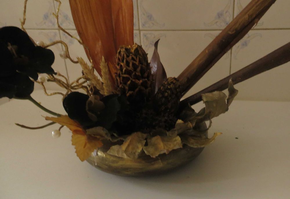 Bricolage Arranjo Taça Barro nuances dourado, 80% Naturais e orquídeas