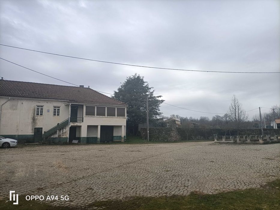 Quinta com duas casas para recuperar.