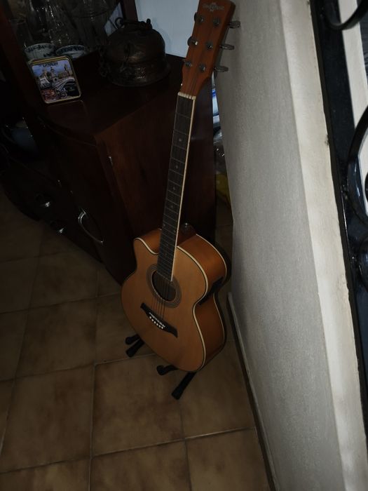 Violas acústicas preta e castanha