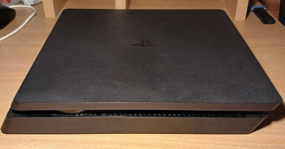 PS4 Slim 1TB в ідеальному стані + 5 ігор у комплекті