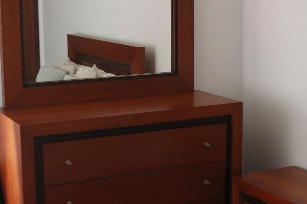 Mobília de quarto em madeira maciça