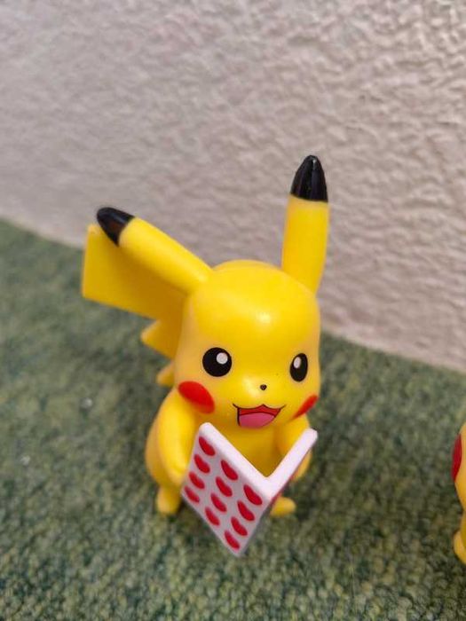 Figura Pikachu Pokémon a segurar livro Oferta do Pikachu Macdonalds