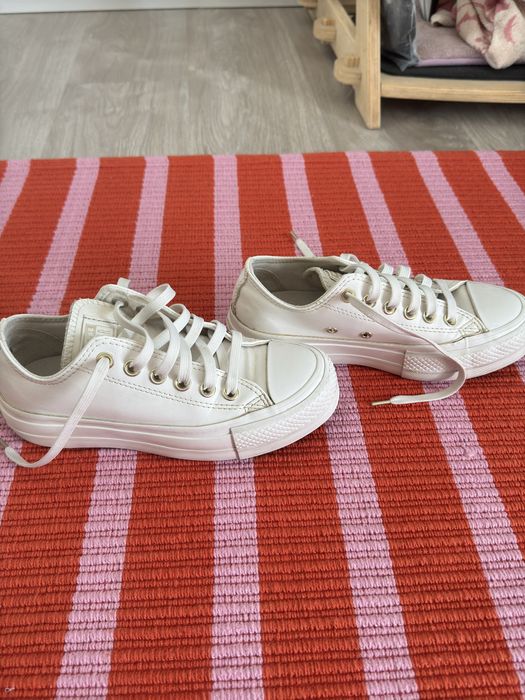 All stars brancos em pele/couro com plataforma