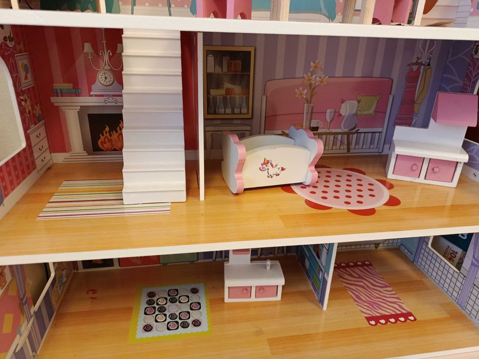 Zabawkowy,drewniany domek dla lalek