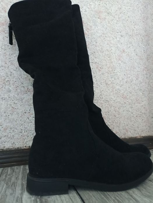 Чорні замшеві ботфорти