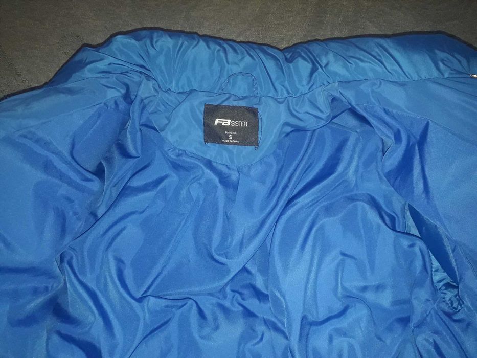 Зимова коротка куртка для дівчини