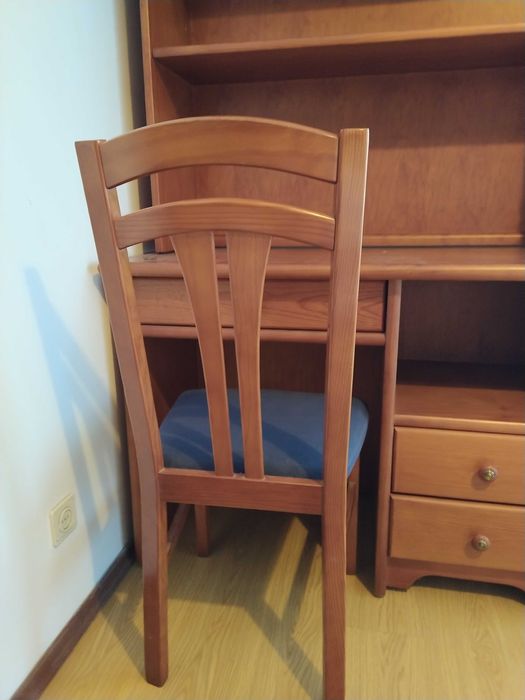 Secretária e cadeira