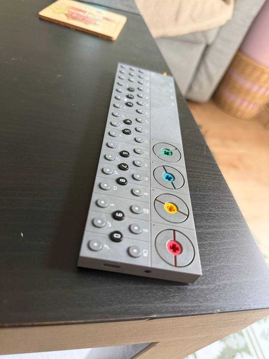 Teenage Engineering OP-Z - sintetizador / sequenciador portátil