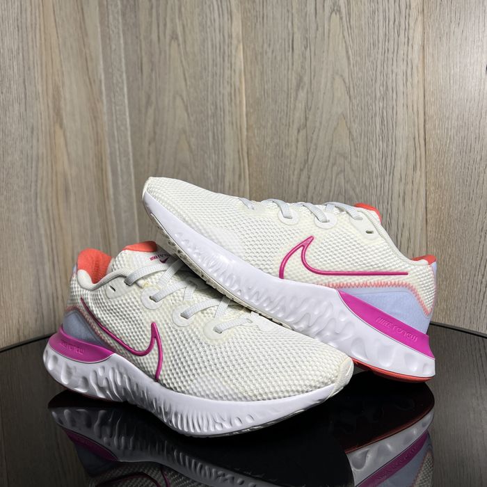 Продам оригінальні жіночі спортивні кросівки Nike Renew Run (39р-25см)