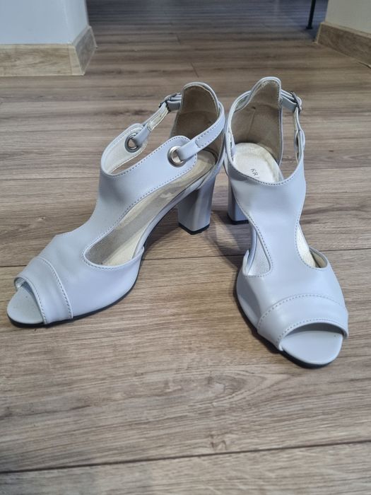 Buty na obcasie słupku szare r.39
