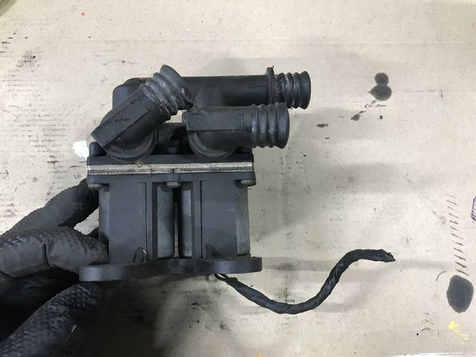 Кран клапан пічки насос помпа води BMW E23 E32 E31 E34.