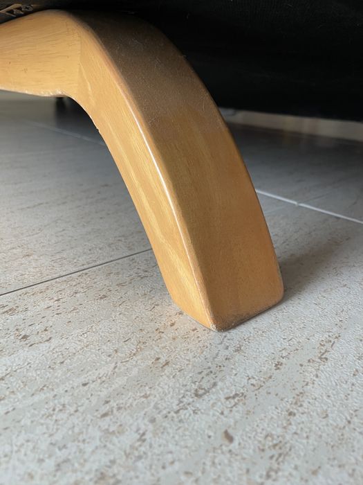 Sofá cor preto de 3 lugares com pés em madeira