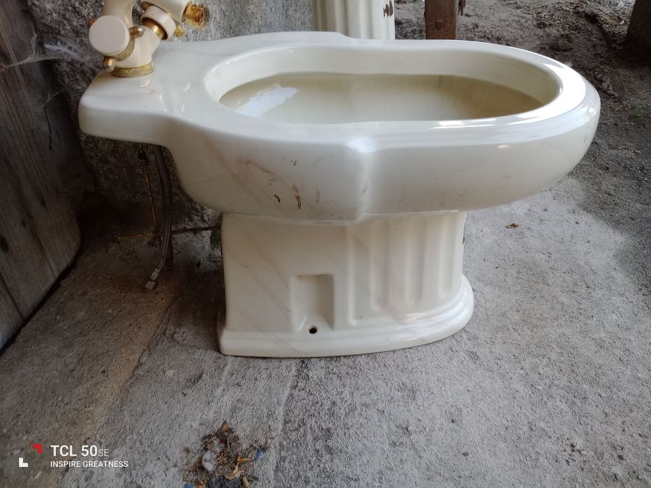 Lavatório  muito antigo imitação de pedra mármore. Só o lavatório o bidé já foi vendido.de pedra mármore com torneiras incluídas.