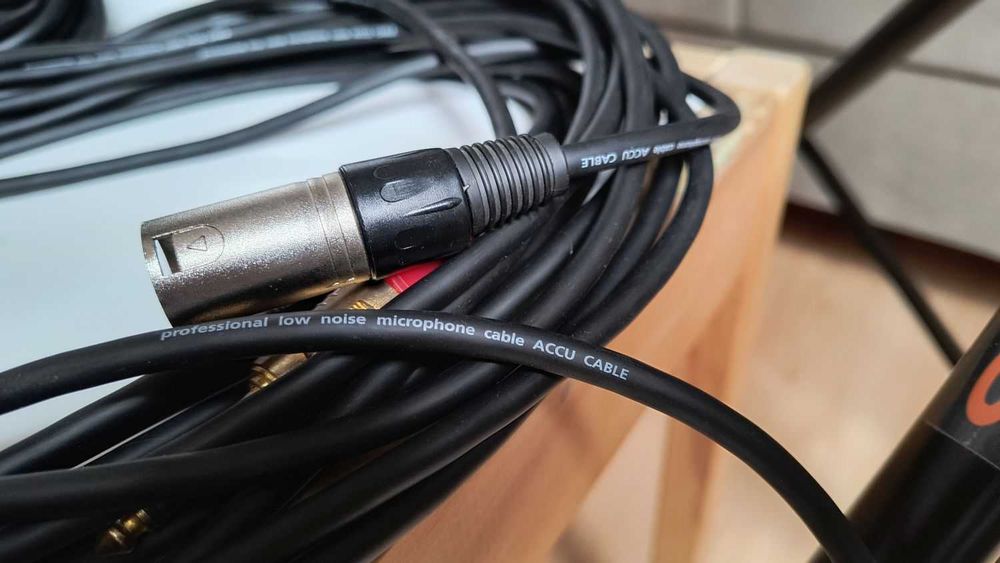 Mackie Thump TH-15A, BEHRINGER XENYX 802, statywy + kable - ZESTAW