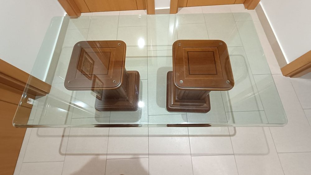 Mesa de vidro com pés em cerejeira