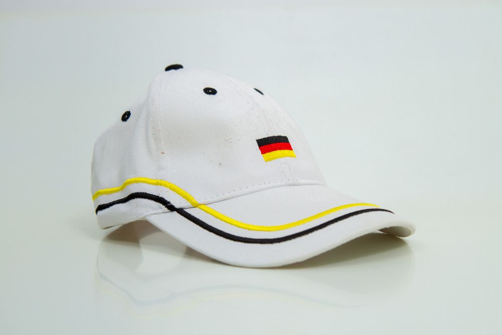 Czapka z daszkiem biała z flagą Niemiec