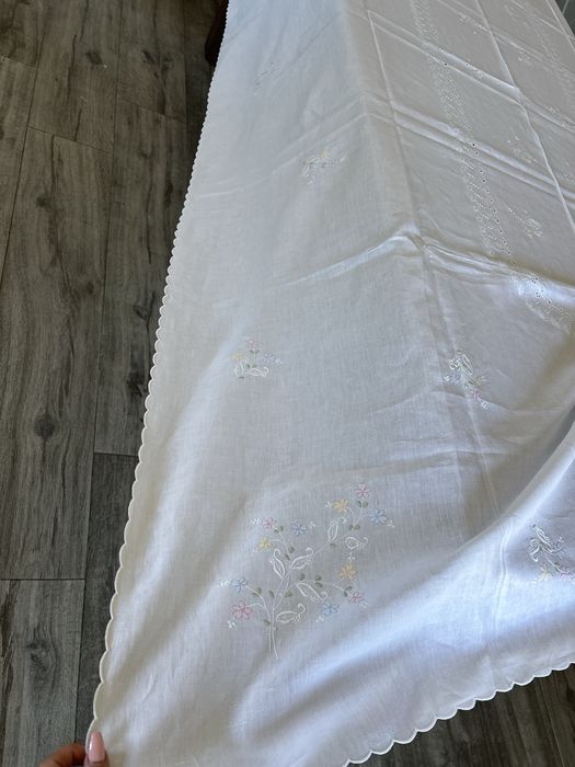 Toalha de mesa em linho bordada à mão da Madeira com 12 guardanapos