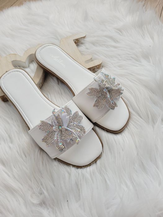 Klapki białe z kwiatem diamenciki 37