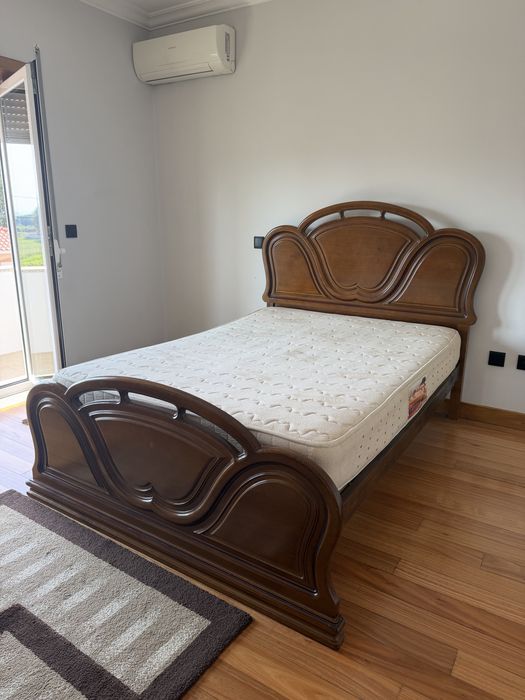 Mobiliario de quarto Cama, mesinha de cabeceiras e móvel