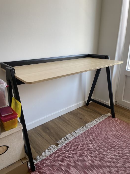 Secretaria Sklum madeira com pernas pretas