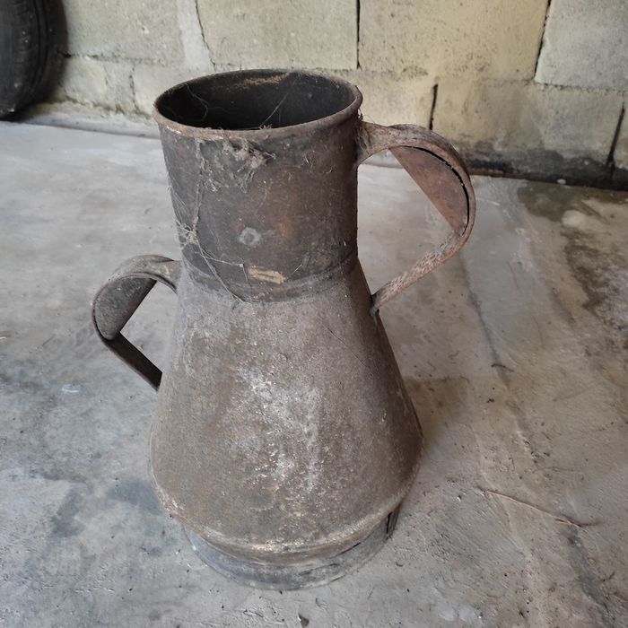 Cântaro em metal antigo